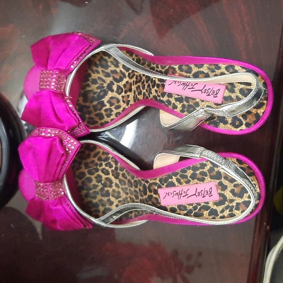 Betsey Johnson Fuchsia and Silver Heels with Bow - Picture 7 of 8